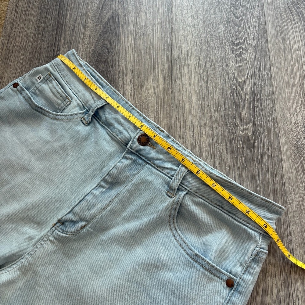 Judy Blue Size 1XL Light Wash Distressed Denim Shorts Frayed Hem High Rise - Picture 5 of 7